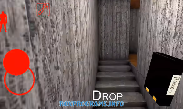 Персонаж Granny преследует игрока в коридоре - скриншот